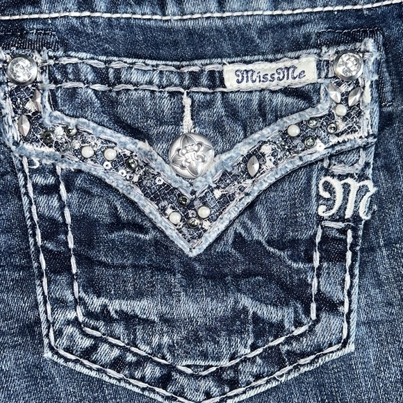 MISS ME Women’s Mid Rise Easy Crop Embellished Jeans, size 27 - Picture 8 of 16